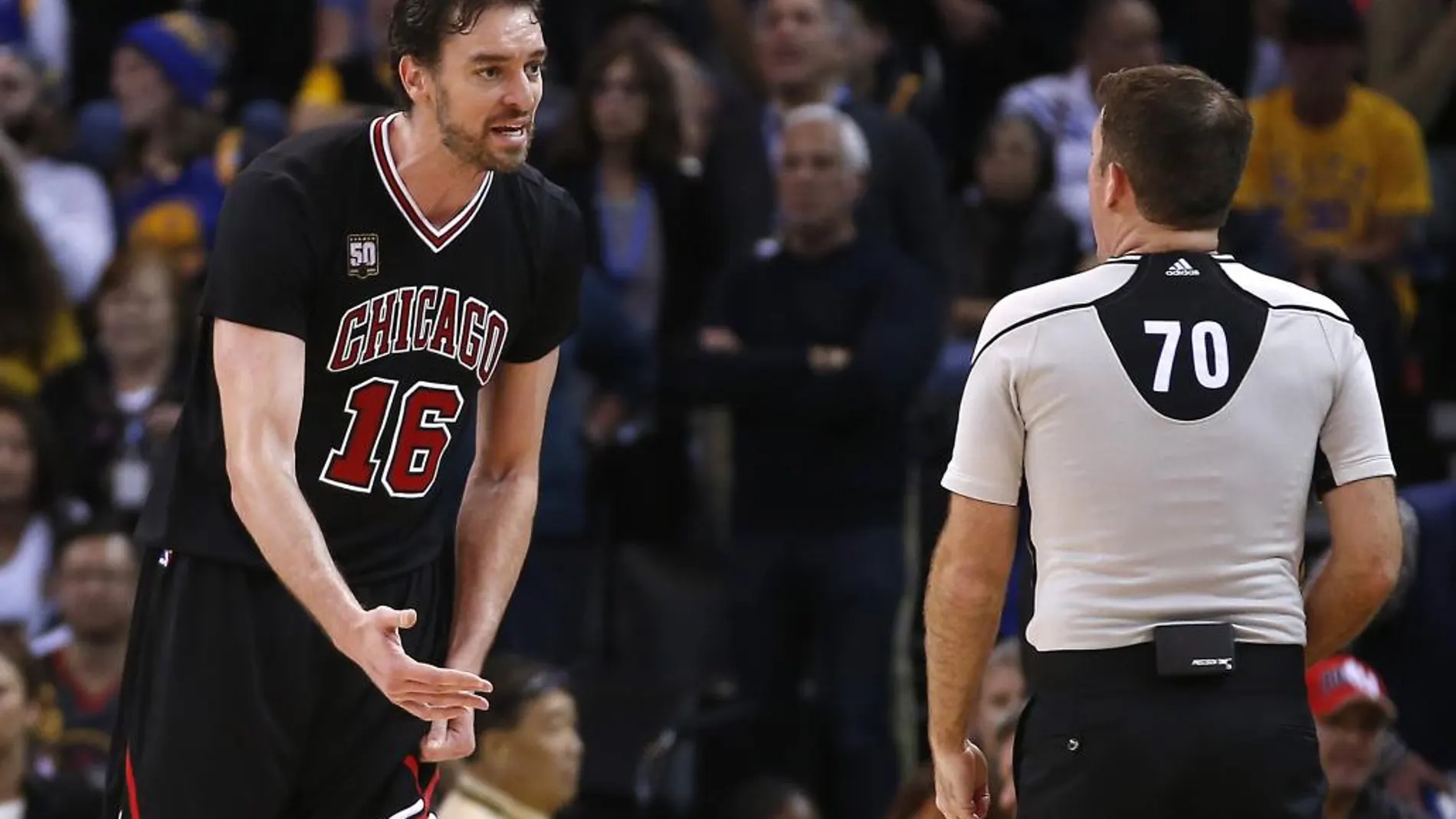 El jugador de los Chicago Bulls Pau Gasol habla con el árbitro Brent Barnaky durante el partido con los Golden State Warriors