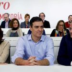 El secretario general del PSOE, Pedro Sánchez (c), junto a la presidenta, Micaela Navarro (i), y el secretario de Organización, César Luena (d), al inicio del Comité Federal.