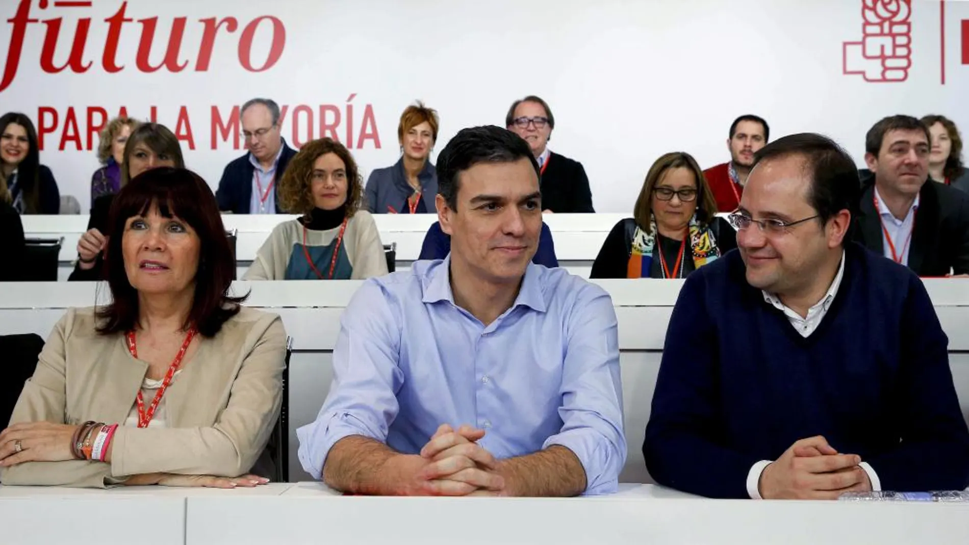 El secretario general del PSOE, Pedro Sánchez (c), junto a la presidenta, Micaela Navarro (i), y el secretario de Organización, César Luena (d), al inicio del Comité Federal.