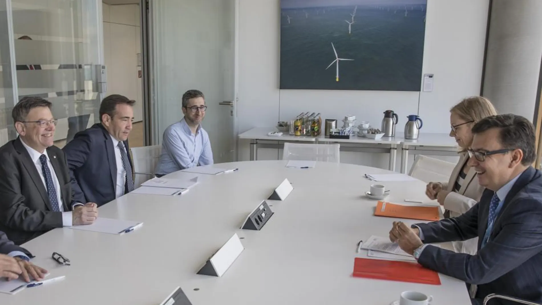 El presidente de la Generalitat, Ximo Puig, se reunió ayer con el vicepresidente del BEI, Román Escolano, en Luxemburgo. Fue acompañado con parte de su equipo