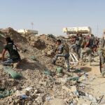 Fuerzas iraquíes se enfrentan a miembros del EI en Anbar