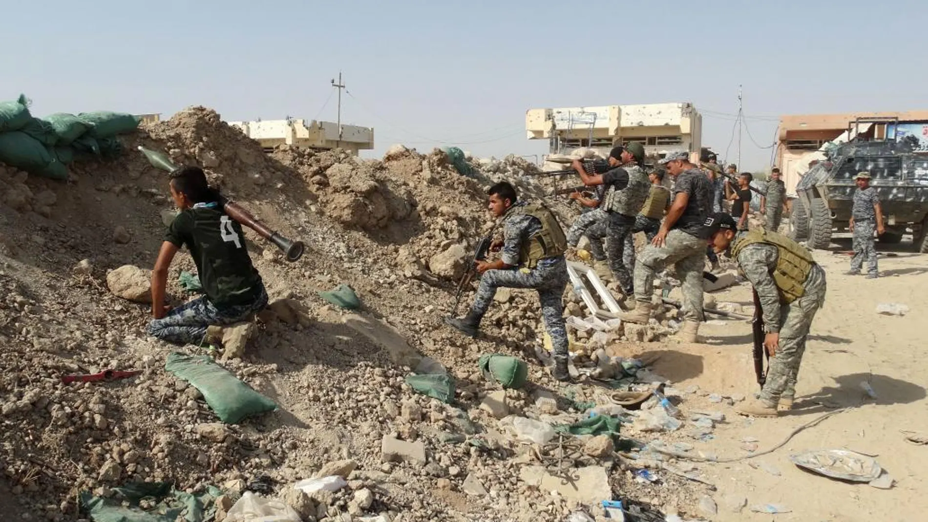 Fuerzas iraquíes se enfrentan a miembros del EI en Anbar