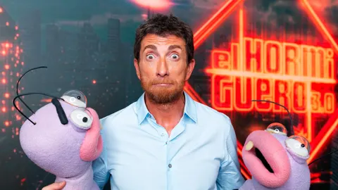 Pablo Motos junto a los hormigas de El Hormiguero