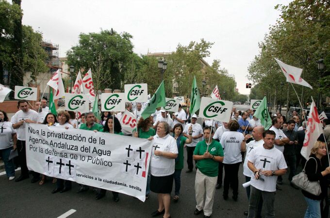 Las protestas laborales no faltaron en la antigua Agencia Andaluza del Agua (Foto: Manuel Olmedo)