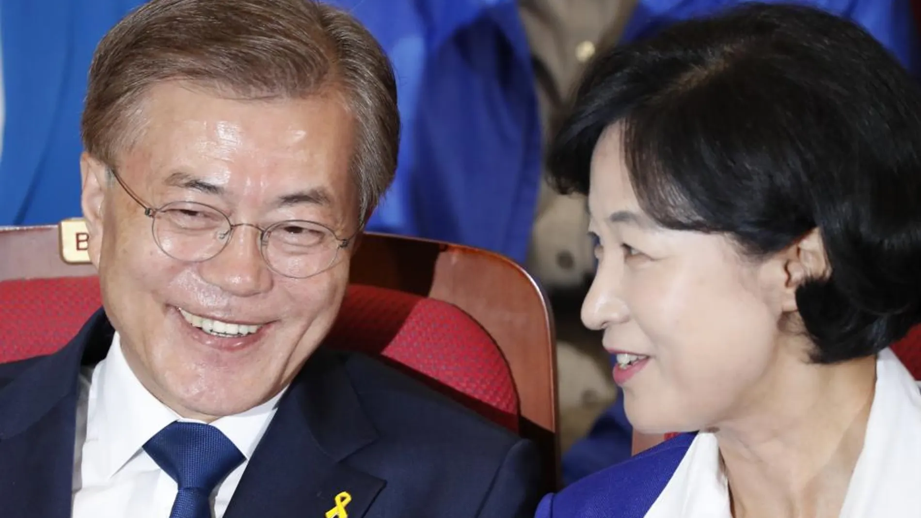 El candidato del Partido Democrático, Moon Jae-in, sonríe tras conocer el resultado