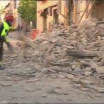 Los bomberos recogen los escombros de una edificio en Norcia