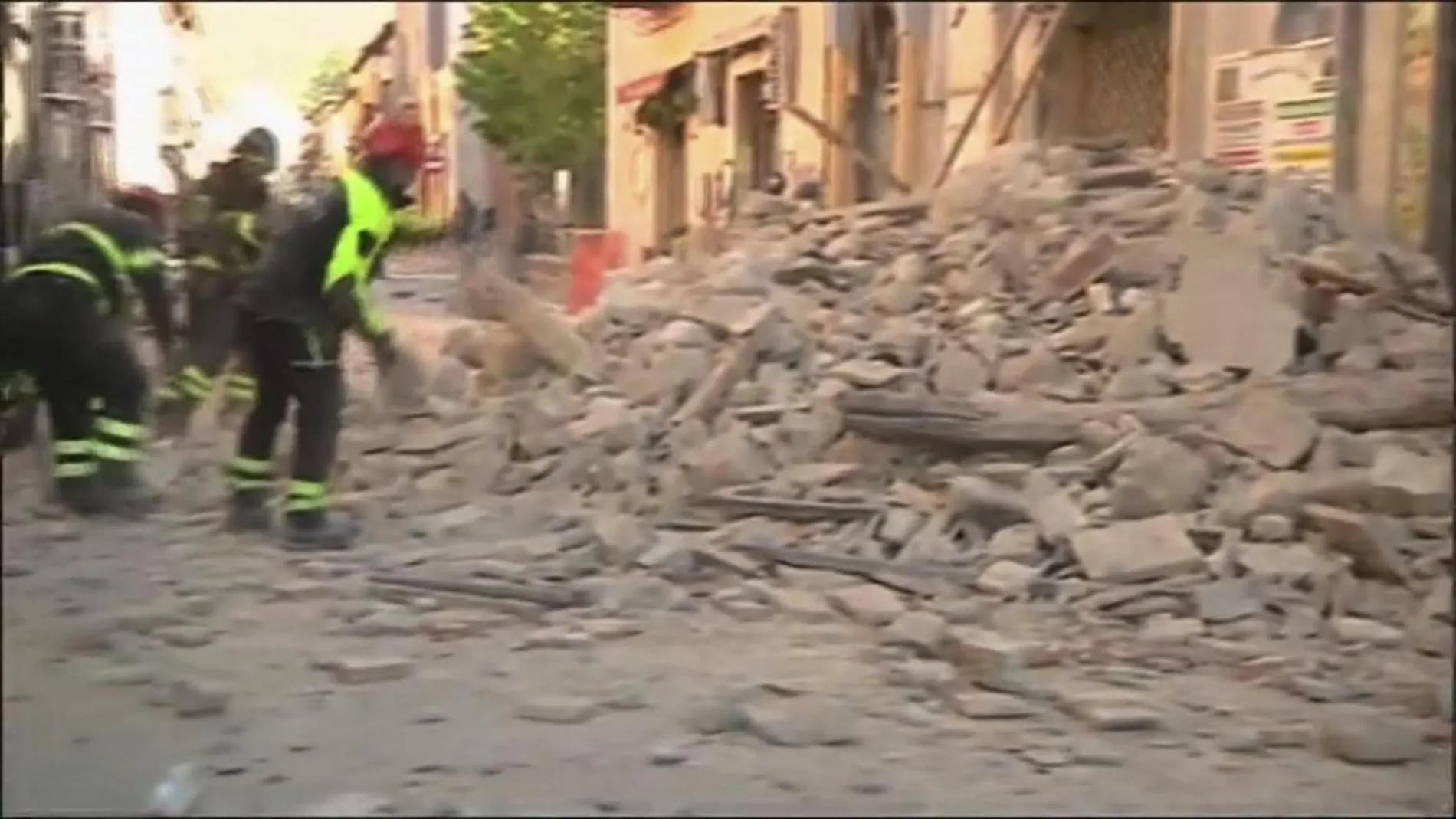 Los bomberos recogen los escombros de una edificio en Norcia