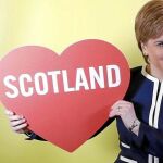 La «premier» escocesa Nicola Sturgeon en una conferencia de su partido, el SNP, en Aberdeen