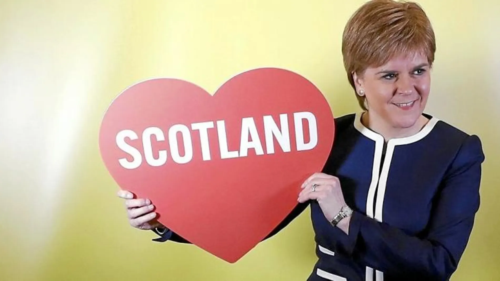 La «premier» escocesa Nicola Sturgeon en una conferencia de su partido, el SNP, en Aberdeen