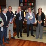 Juan Vicente Herrera y Milagros Marcos mantuvieron un encuentro con representantes de las Opas, entre los que se encontraban Donaciano Dujo, Aurelio González y Jesús Manuel González-Palacín