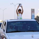 Una niña alza la imagen del emir de Qatar, Sheikh Tamim Bin Hamad Al Thani, en una manifestación en Doha
