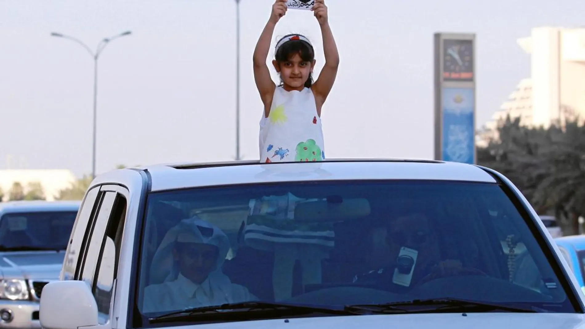 Una niña alza la imagen del emir de Qatar, Sheikh Tamim Bin Hamad Al Thani, en una manifestación en Doha