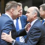 El ministro de Economía, Luis de Guindos, saluda a su homólogo eslovaco y presidente del Ecofin, Peter Kazimir