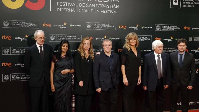 El jurado de la Sección oficial; el director italiano, Uberto Pasolini, la actriz y directora india, Nandita Das, la productora Julie Salvador, el director español Daniel Monzón, la actriz danesa Paprika Steen, el director de fotografía italiano Luciano Tovoli y el director argentino Hernán Musaluppi (i-d)