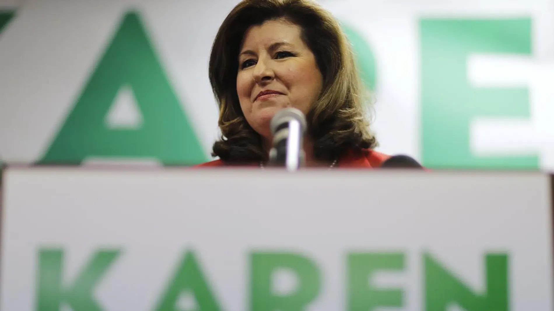 La candidata republicana, Karen Handel, informa a sus partidarios de los resultados