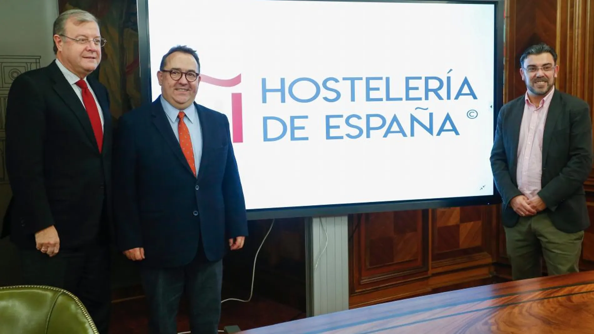 El alcalde de León, Antonio Silván, y el presidente de Hostelería de España, José Luis Yzuel, presentan la XII edición de los Premios Nacionales de Hostelería. Junto a ellos, el concejal de Comercio y Consumo, Pedro Llamas (D)