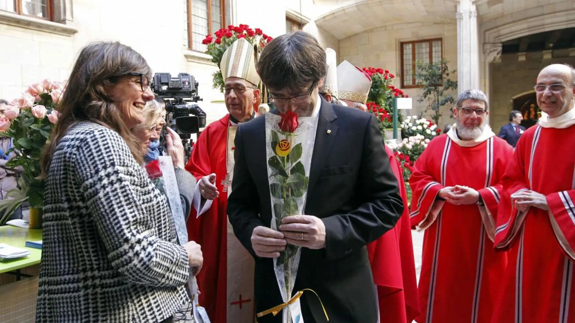 El presidente de la Generalitat, Carles Puigdemont, que protagoniza su primer Sant Jordi como jefe del ejecutivo