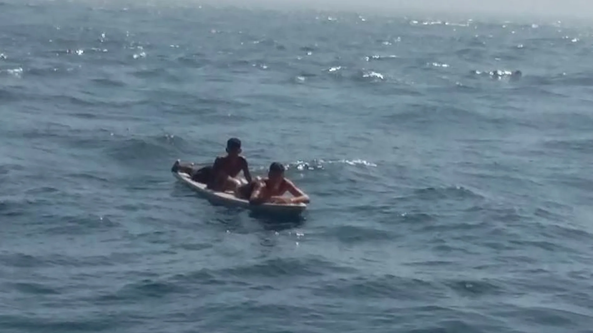 Los dos inmigrantes que han llegado a Tarifa en una tabla de windsurf