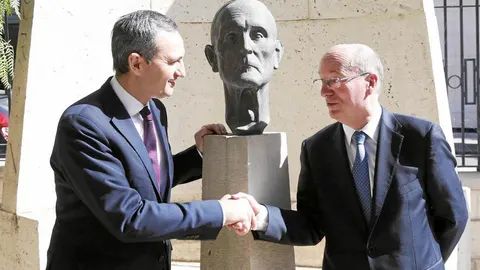 César Sánchez y el director del área de Relaciones Externas del Grupo Planeta, Carlos Crehueras