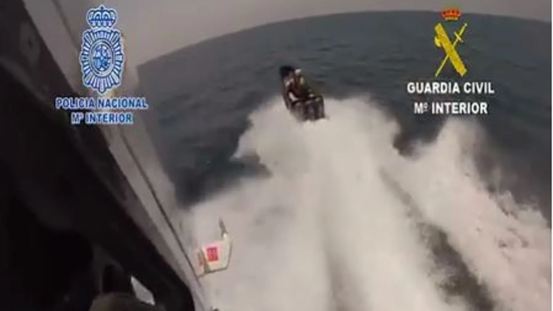 Espectacular persecución por mar a un grupo de narcotraficantes