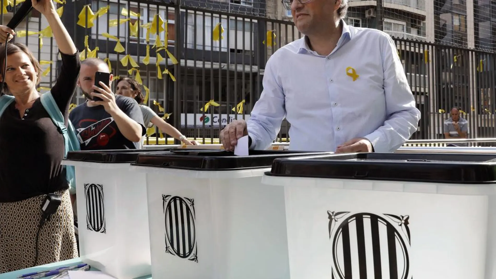 El presidente de la Generalitat, Quim Torra, deposita un deseo escrito en una papeleta en una de las urnas utilizadas el 1-O. EFE/ Andreu Dalmau.