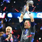 El quaterback de New England Patriots, Tom Brady, levanta el trofeo de campeón