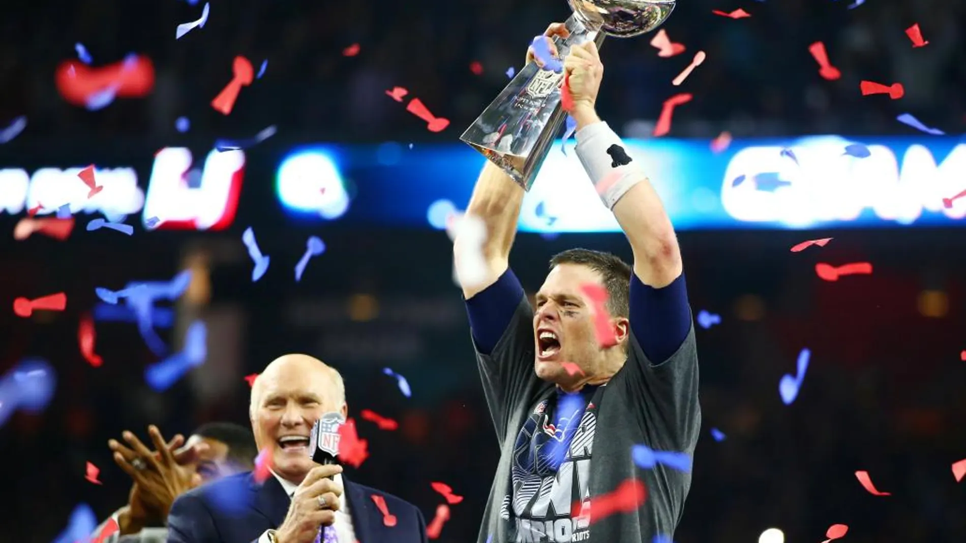 El quaterback de New England Patriots, Tom Brady, levanta el trofeo de campeón