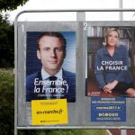 Carteles electorales de Emmanuel Macron y Marine Le Pen.