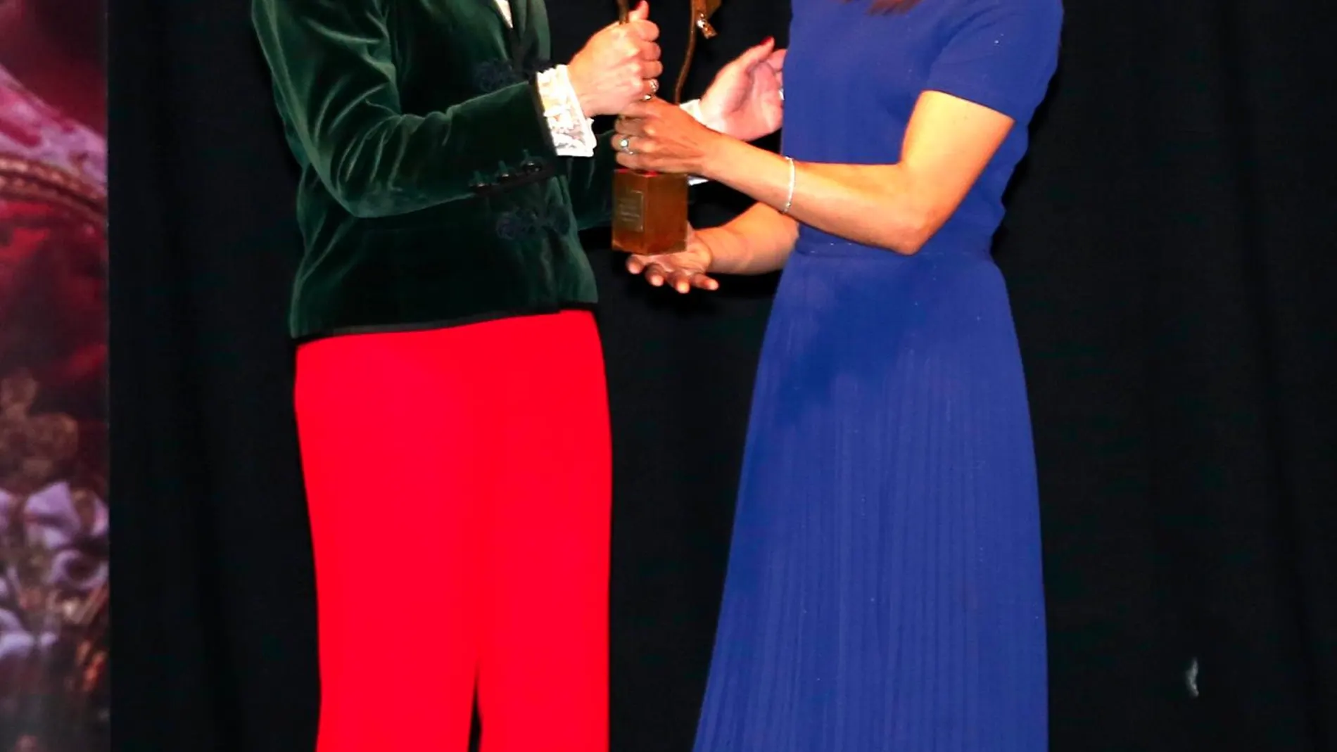 La Infanta Elena recogiendo el premio “mujer y tauromaquia” de manos de la rejoneadora Lea Vicens