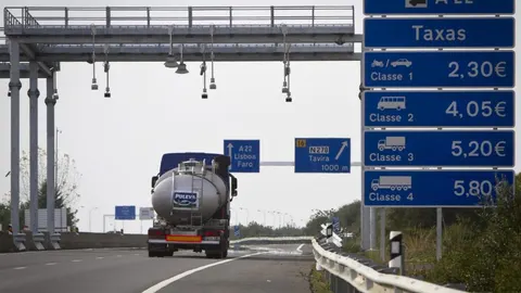 Un camión pasa por uno de los arcos de identificación automática de vehículos para el cobro de peaje q