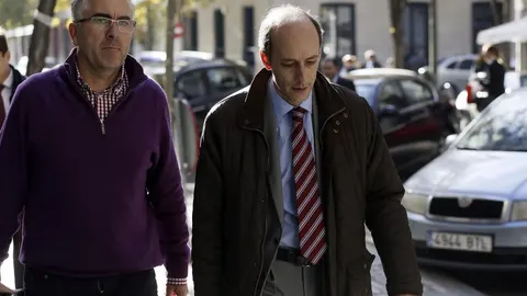 Ignacio Palacios,iz., ex jefe de gabinete y presunto testaferro de Francisco Granados, a su salida de la Audiencia Nacional