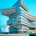 Jordi Hereu y la arquitecta Zaha Hadid pusieron la primera piedra del que debía ser uno de los edificios de oficinas más singulares de la capital catalana.