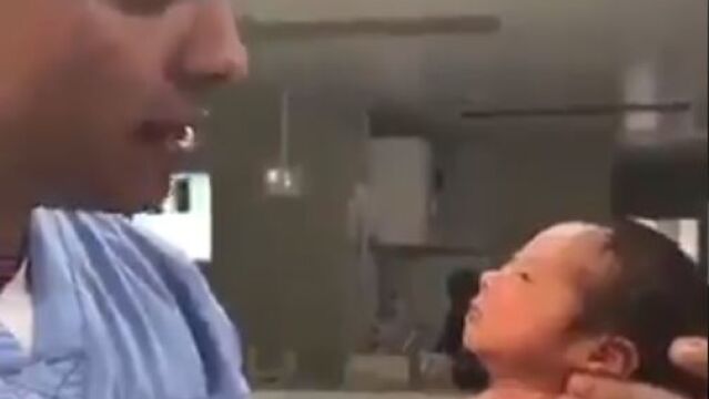 Leonardo Escobar con uno de sus pacientes