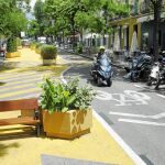 Los paseantes de la calle Galileo no saben si la zona amarilla es peatonal o cuál es el uso de esas zonas