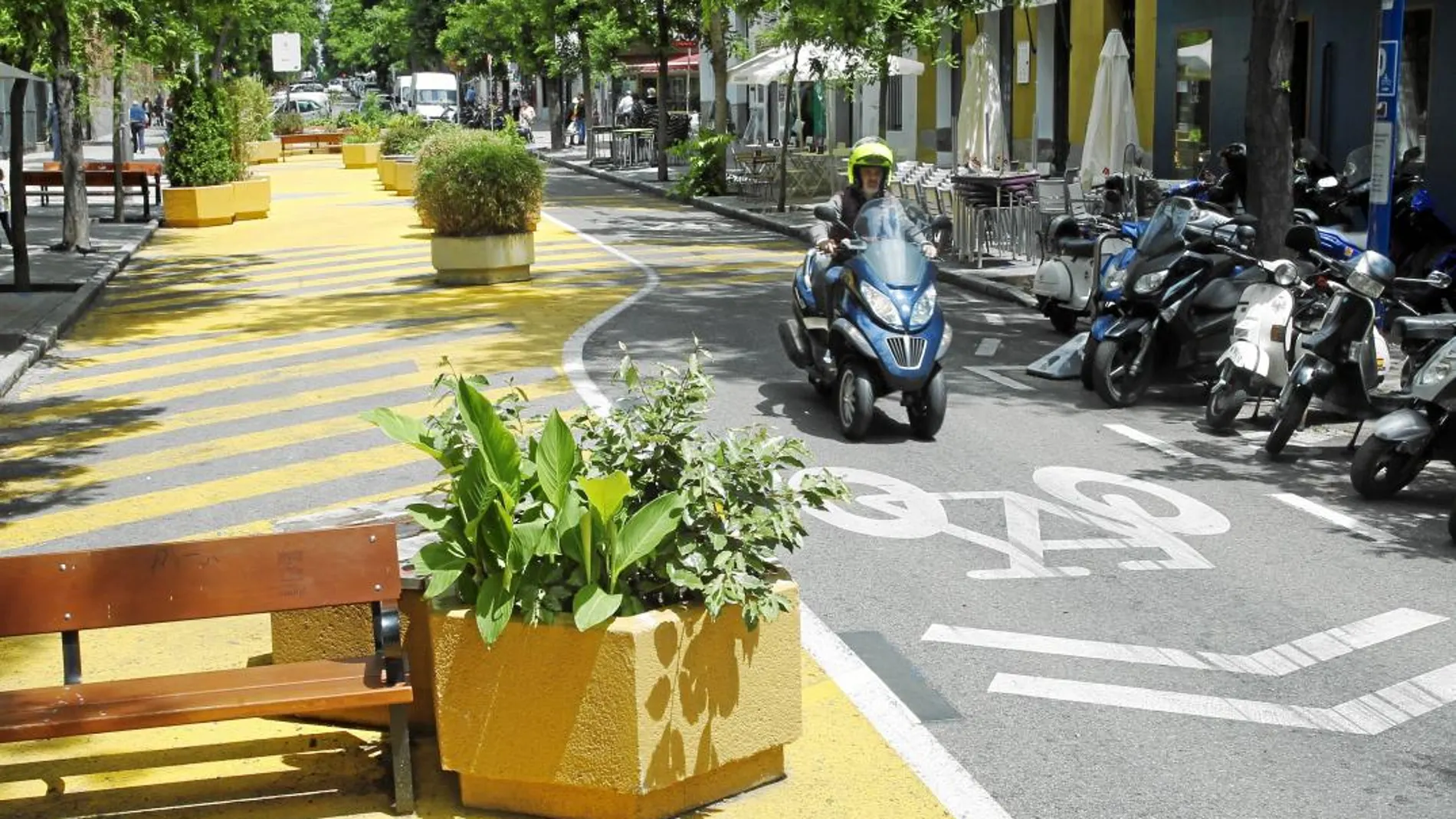 Los paseantes de la calle Galileo no saben si la zona amarilla es peatonal o cuál es el uso de esas zonas