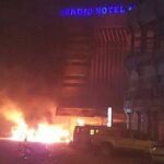 Humo y fuego en el Hotel Splendid de Uagadugú, la capital de Burkina Faso