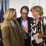 El expresidente de la Generalitat Artur Mas y las exconselleras Joana Ortega (i) e Irene Rigau durante la rueda de prensa ofrecida en el Museo de Historia de Cataluña, en la víspera del inicio de su juicio por el papel que jugaron en la organización de la consulta independentista del 9N de 2014.