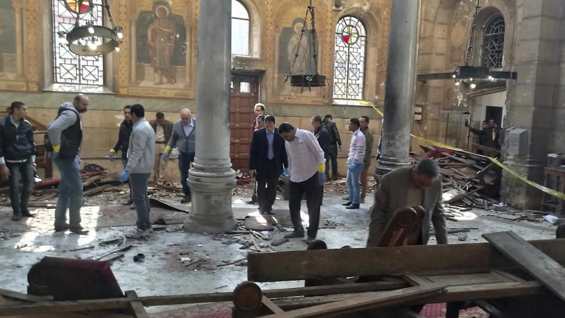 Las Fuerzas de Seguridad egipcias examinan la escena de la explosión en la Catedral copta de San Marcos