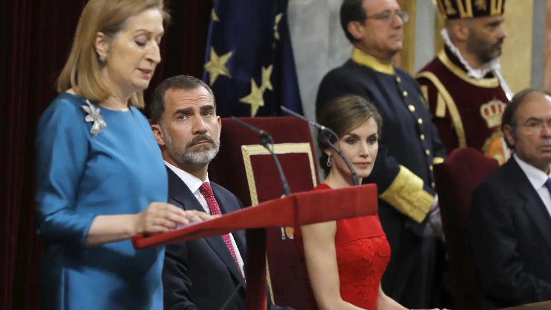 Los Reyes de España atienden el discurso pronunciado por la presidenta del Congreso, Ana Pastor.