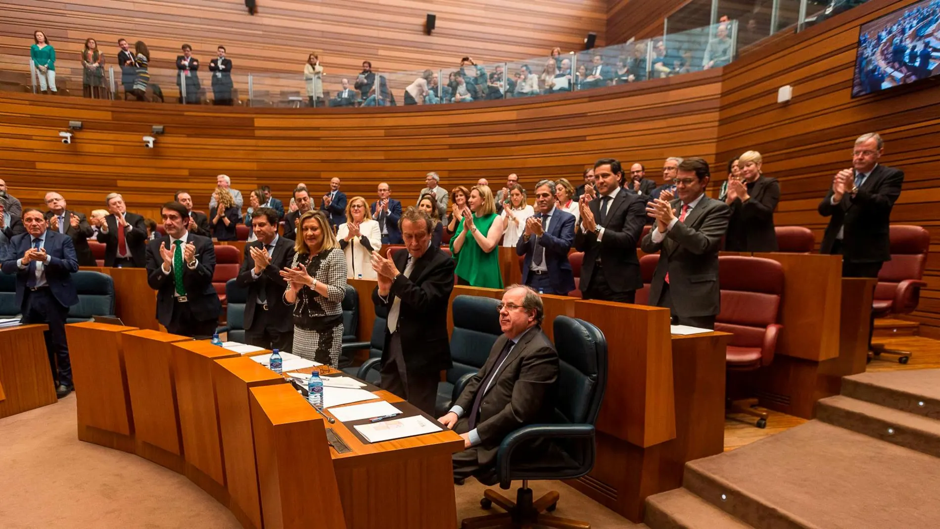 Herrera escucha desde su escaño en la bancada del PP la ovación de las Cortes tras sus 24 años como procurador y 18 como presidente