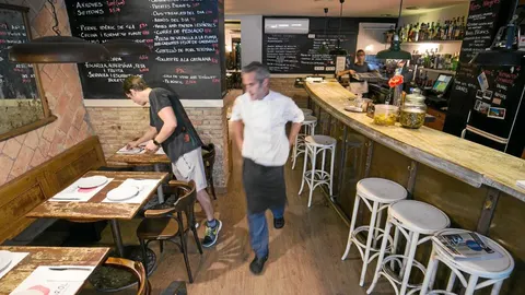 Las recetas de abuelos y abuelas a padres y madres y estos a hijos e hijas se reinventa en Bambarol con técnicas innovadoras que hacen del restaurante una especie de menú steampunk
