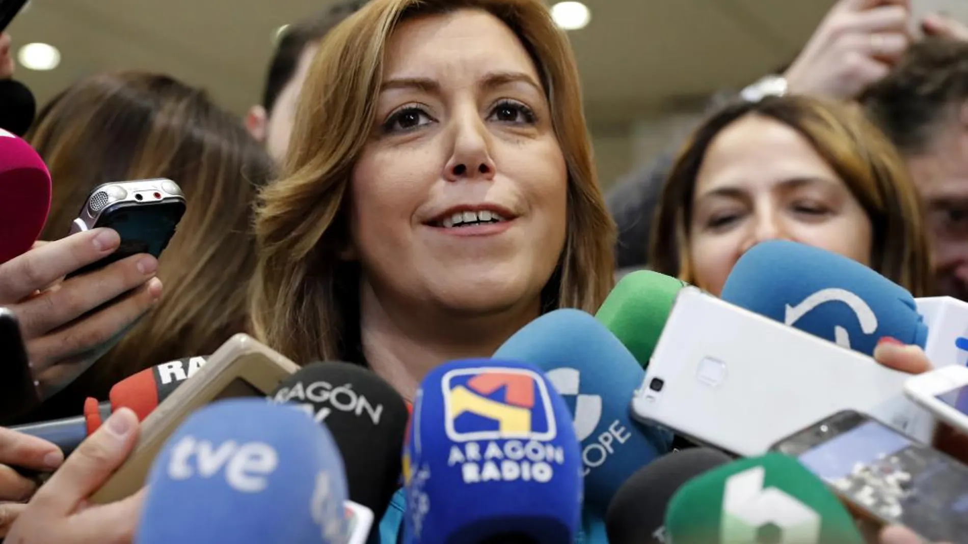 La aspirante a liderar el PSOE Susana Díaz atiende a los medios a su llegada a la reunión que el Comité Federal del PSOE