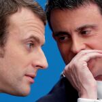 Manuel Valls conversa con el entonces ministro de Economía francés Emmanuel Macron en el Palacio del Eliseo en una imagen de 2015.