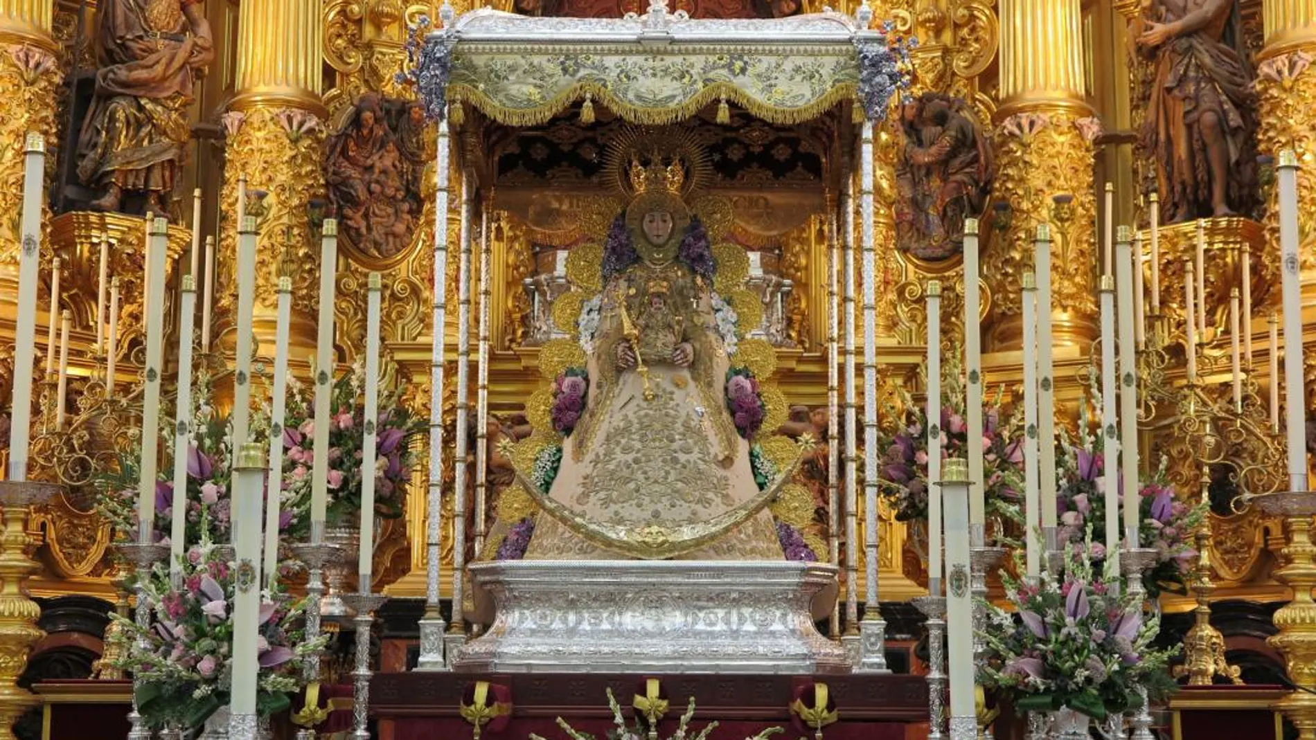La Virgen del Rocío, igual que el día de su coronación hace un siglo