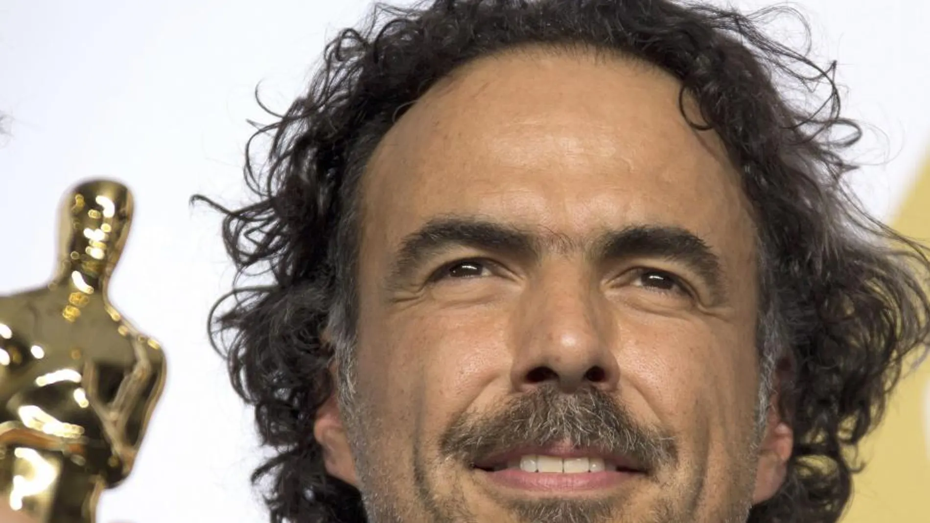 Fotografía de archivo del 23 de febrero de 2015 del cineasta mexicano Alejandro González Iñárritu con su galardón tras la 87 edición de los Óscar en Los Ángeles, California (EE.UU.)