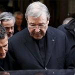George Pell, en una imagen de archivo siendo detenido por la policía australiana / Reuters