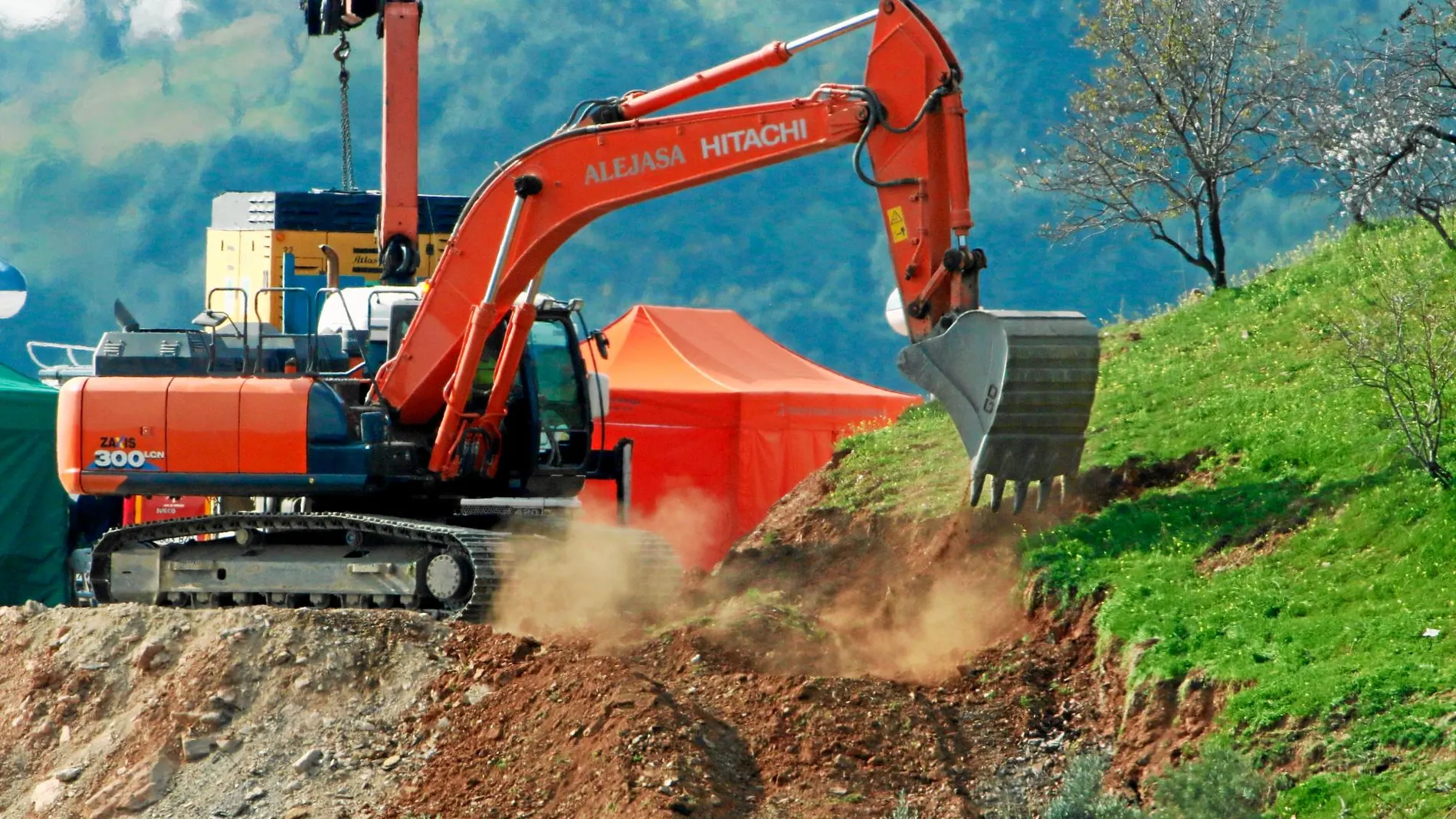 Una de las excavadoras trabaja para preparar el terreno y que máquinas más pesadas puedan acceder al lugar / Foto: Lorenzo Carnero