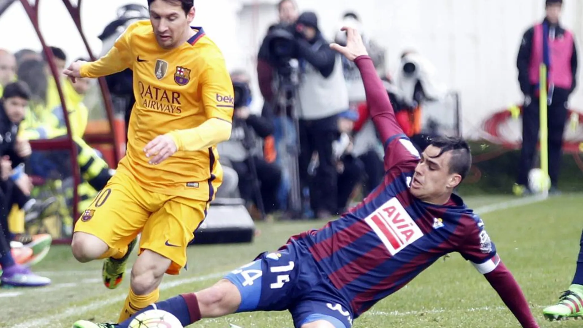 Messi disputa un balón con el centrocampista Dani García, del Eibar.