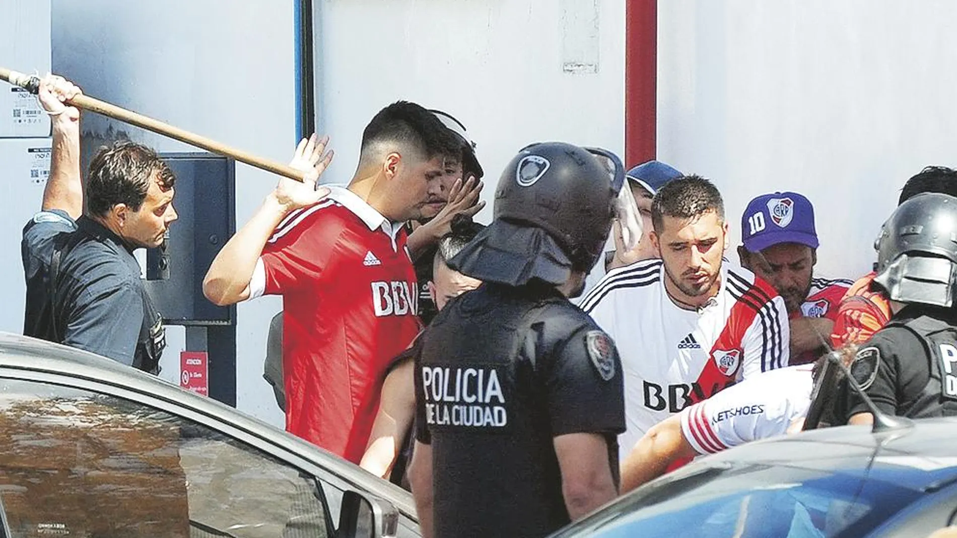 El regreso a casa fue una batalla campal con robos y cargas policiales / Efe