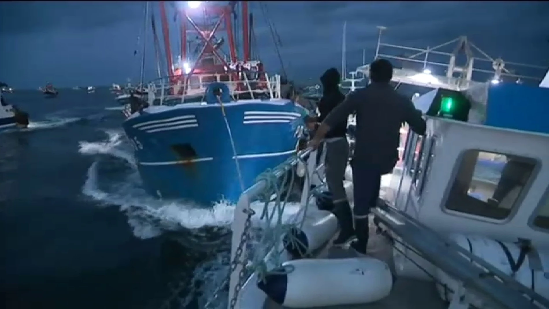 Una flota francesa rodea a los barcos británicos que faenaban cerca de las costas de Normandía para echarlos de la zona / Foto y vídeo: Atlas